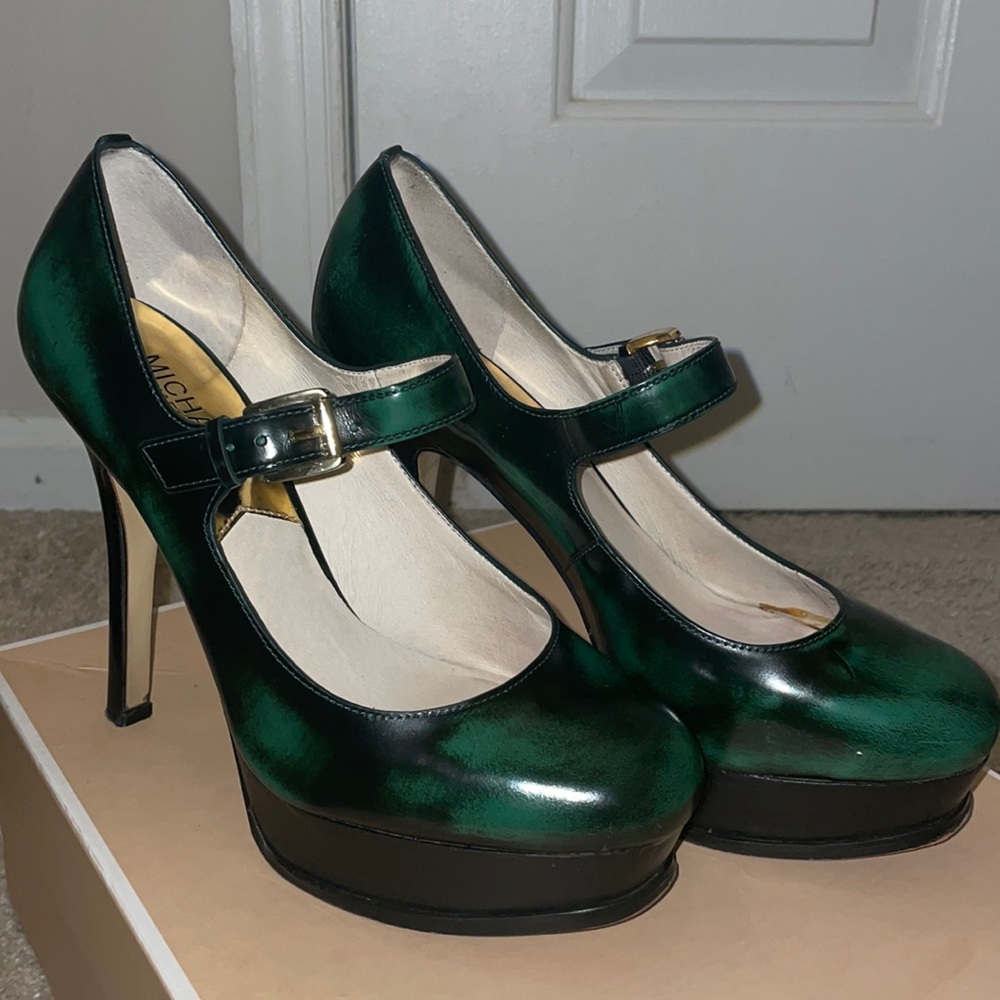 Michael Kors Black and green Mary Jane Style platform pumps Sz 7.5